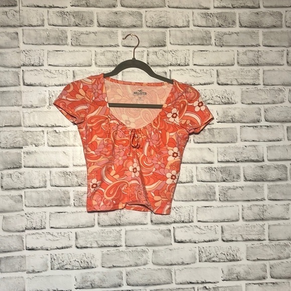 Hollister Tops - NWOT Hollister 70’s print crop top with tie neckline​​​​​​​​​